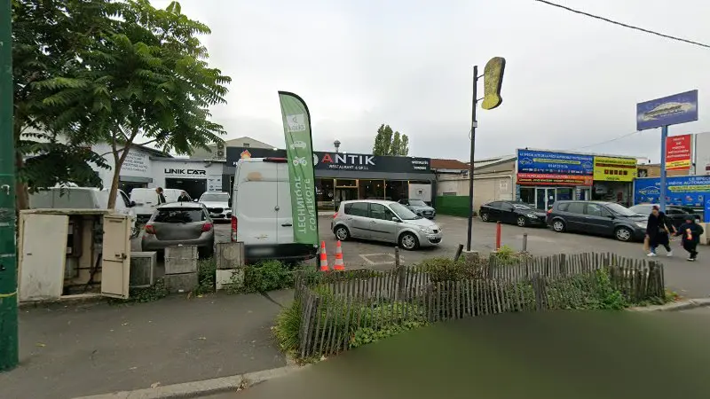 Vue de la rue devant Unik Car, Épinay-sur-Seine