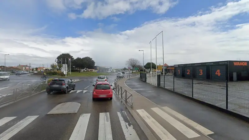 Vue de la rue devant Laroche Pneumatiques, Les Sables-d'Olonne