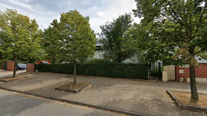 Vue de la rue devant Carrosserie Quatre Arbres, Guyancourt