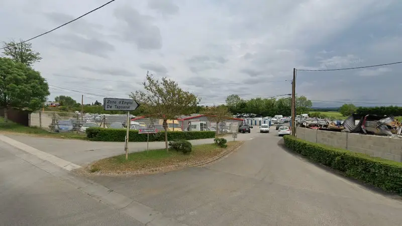 Vue de la rue devant Casse Auto Taponnat, Taponnat-Fleurignac