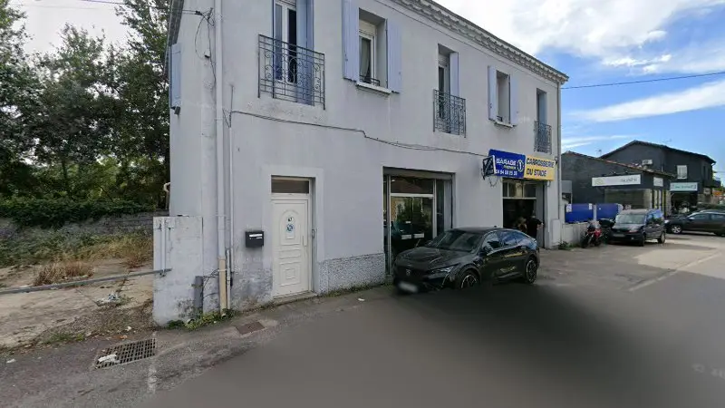 Vue de la rue devant Carrosserie Du Stade, Brignoles
