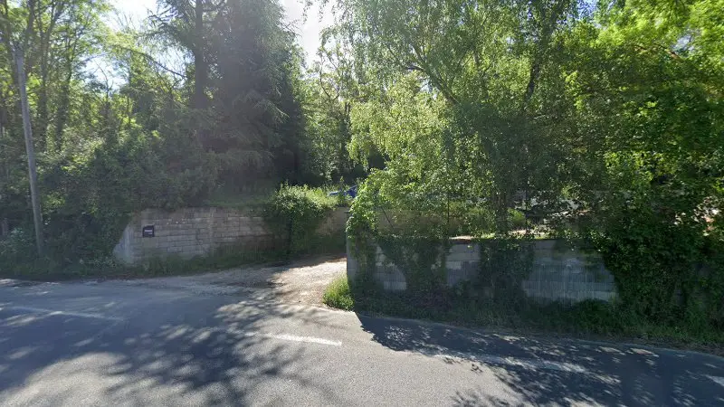 Vue de la rue devant Retr'Auto Sport, Creissels