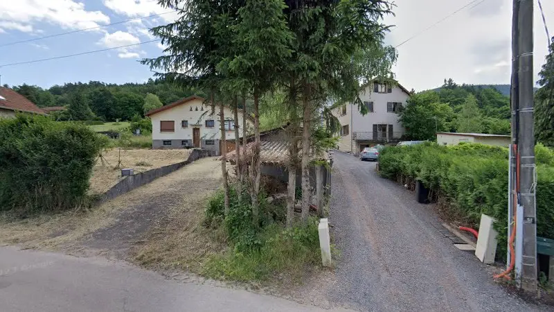 Vue de la rue devant Presta-M Automobile, Saint-Dié-des-Vosges