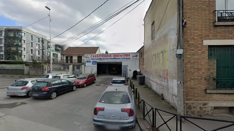 Vue de la rue devant Garage de l'Avenir, La Courneuve