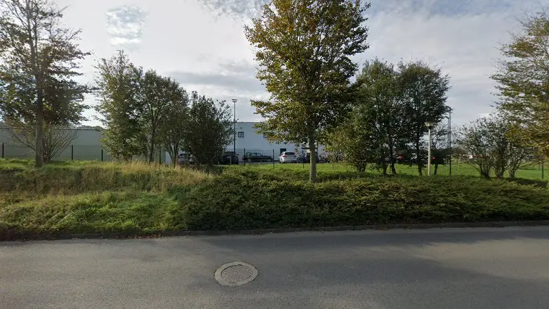 Vue de la rue devant Mini Service at OUEST MOTORS, Lannion