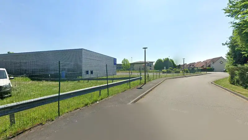 Vue de la rue devant Gorrias Vehicules Industriels Concession, Arras