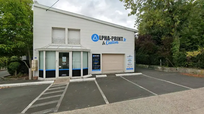 Vue de la rue devant Alpha-Custom - Digiservices Ouest France, Surgères