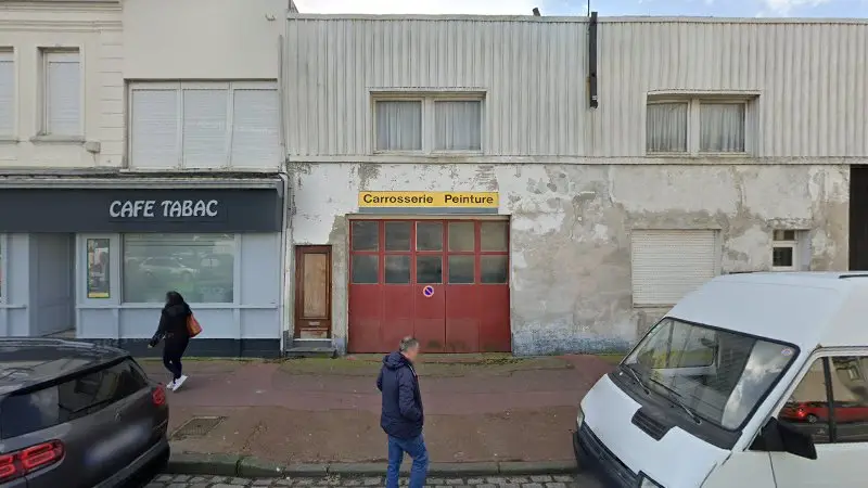 Vue de la rue devant Carrosserie Peinture, Calais