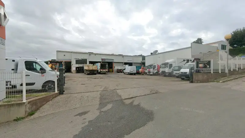 Vue de la rue devant Garage Renault trucks, La Croix-Valmer