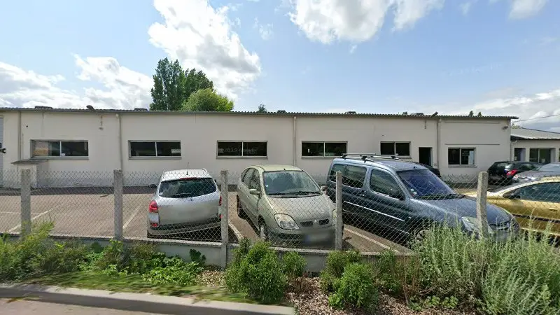 Vue de la rue devant Garage du Clos de Marolles, Saint-Piat
