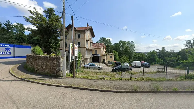 Vue de la rue devant Carrosserie Pinto, Annonay