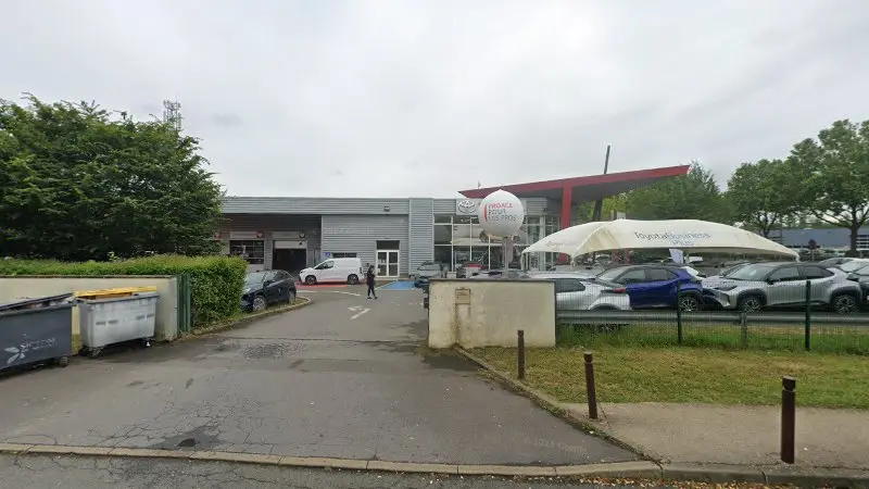 Vue de la rue devant RN6 Automobile - RÉPARATEUR AGRÉÉ LEXUS, Vert-Saint-Denis