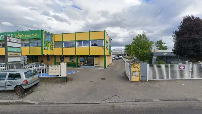Vue de la rue devant JFP Auto Pièces, Caluire-et-Cuire