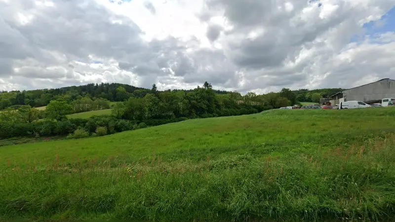 Vue de la rue devant Bocage Automobiles, Saint-Amand-Villages