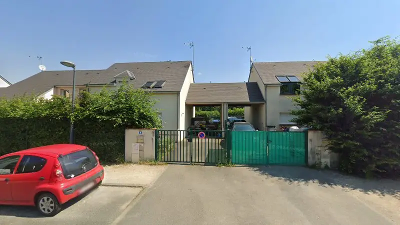 Vue de la rue devant S.O.S.Christgri Répare, Béville-le-Comte