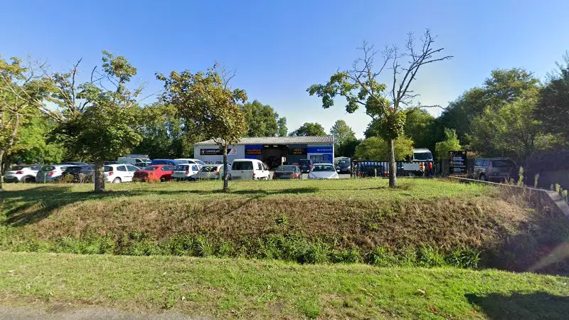 Vue de la rue devant AGV (Automobiles du Grand Village), Trémentines