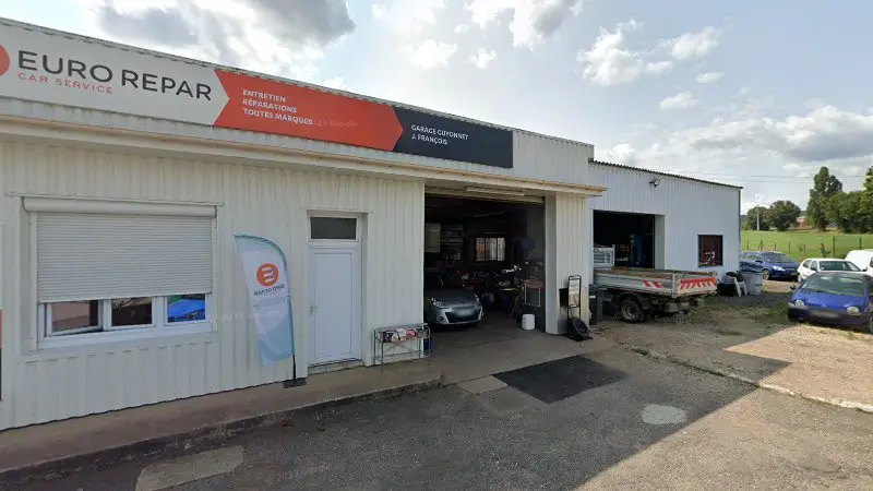 Vue de la rue devant MECA CONTACT Eurorepar.carservice, Boyer