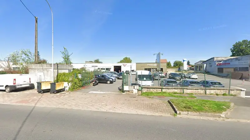 Vue de la rue devant AD Carrosserie et Garage Expert GM AUTO (08), Warcq