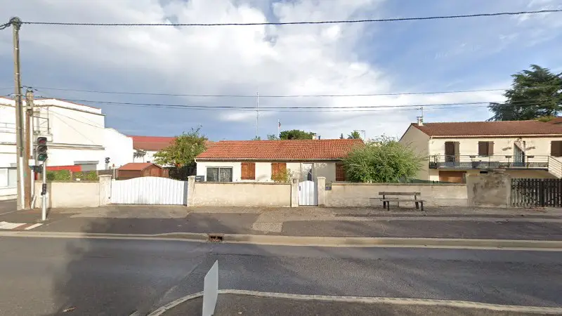 Vue de la rue devant Garage DEGRIF AUTO - 1,2,3 AutoService, Pont-du-Château
