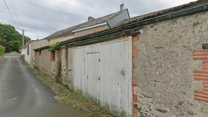 Vue de la rue devant L'Espace Confort Automobile, Mûrs-Erigné