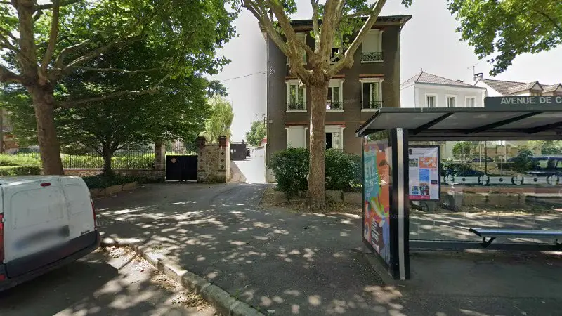 Vue de la rue devant Automobile 88, Bonneuil-sur-Marne