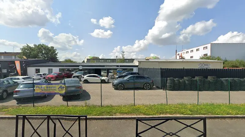Vue de la rue devant R AUTO Vente de Voiture Et Pièce Détacher, Coignières