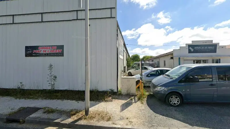 Vue de la rue devant N et F Cars, Pessac