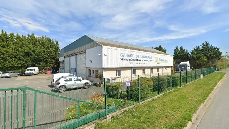 Vue de la rue devant Garage de l'Igneraie, Verneuil-sur-Igneraie
