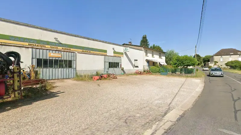Vue de la rue devant Garage De Parnac André Besseyrias, Parnac