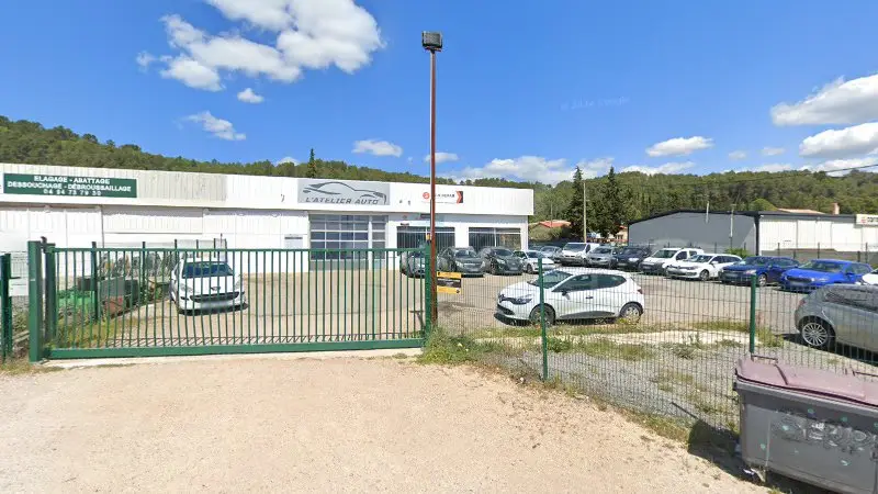 Vue de la rue devant L'Atelier Auto - ZeCarrossery, Le Luc