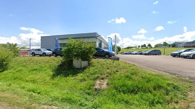 Vue de la rue devant SARL GARAGE BIZOUARD Volkswagen, Semur-en-Auxois