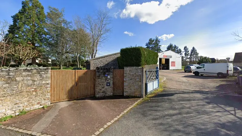 Vue de la rue devant Garage Louis Pascal Sarl - Citroën, Ainay-le-Château