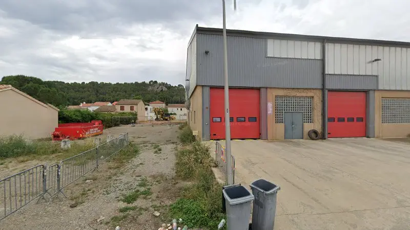 Vue de la rue devant Ateliers des Services Départementaux Incendie Secours de l'Hérault, Cessenon-sur-Orb