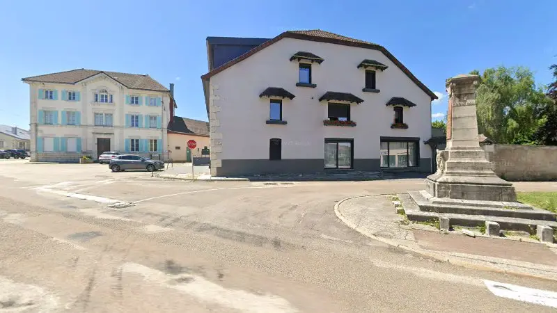 Vue de la rue devant Meca Automobile, Saint-Laurent-en-Grandvaux