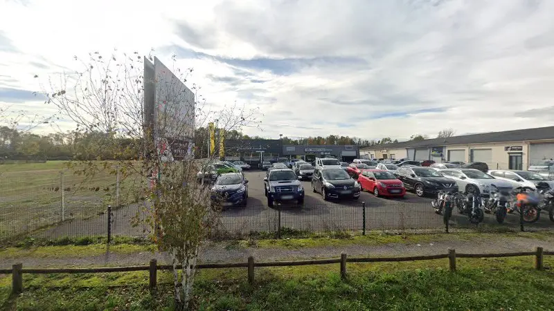 Vue de la rue devant AR Carrosserie, Morestel