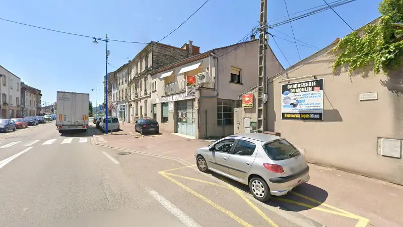 Vue de la rue devant Carrosserie Dumoulin, Saint-Vallier