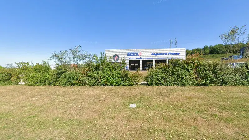 Vue de la rue devant Profil plus Laguerre Pneus, Condé-en-Normandie