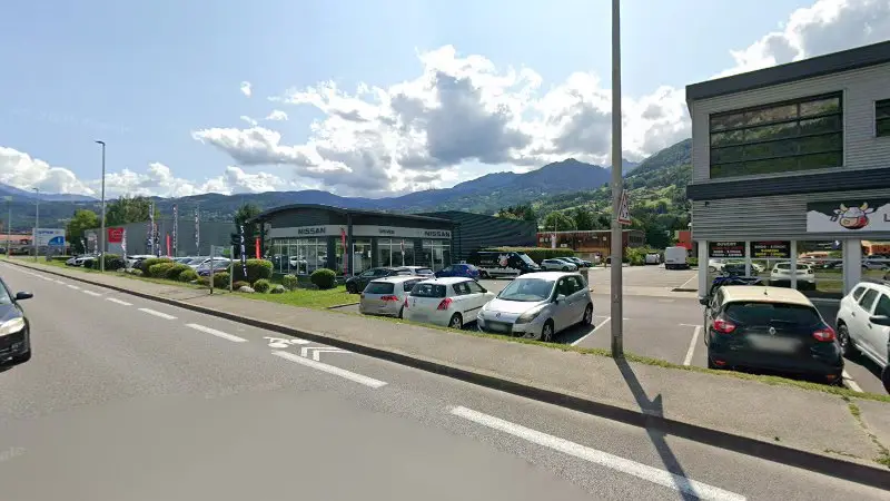 Vue de la rue devant NISSAN FIZ AUTO Service, Sallanches