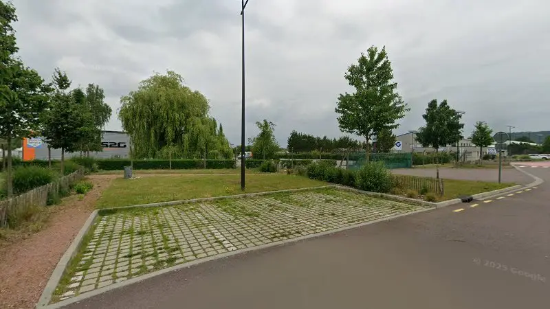 Vue de la rue devant AS2G Maintenance des parcs de véhicules, Le Trait