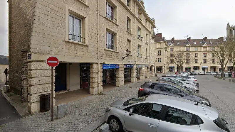 Vue de la rue devant Pac Pièces Auto, Mantes-la-Jolie
