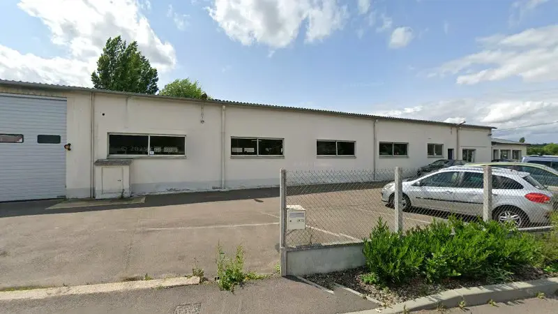 Vue de la rue devant Ford at GARAGE DU CLOS DE MAROLLES, Saint-Piat
