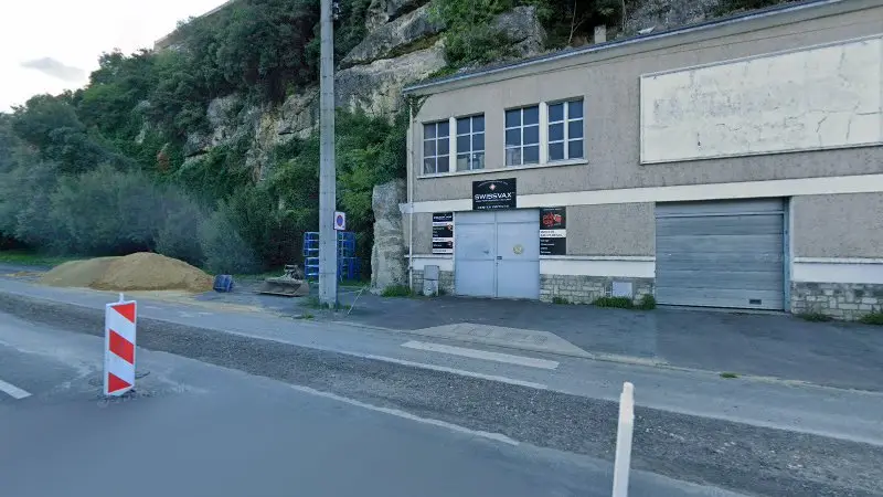 Vue de la rue devant Swissvax High Performance Car Care, Poitiers