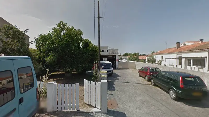 Vue de la rue devant L Atelier de L Estuaire, Port-des-Barques
