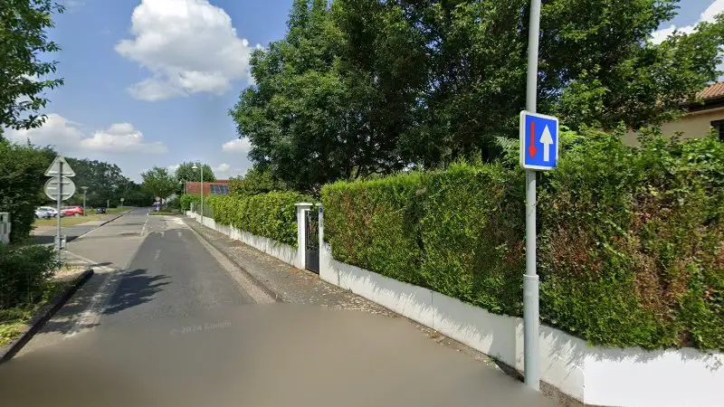 Vue de la rue devant Garage de la Gare, Quincieux
