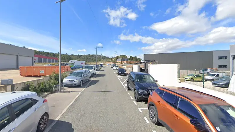 Vue de la rue devant garage auto Narbonne, Montredon-des-Corbières