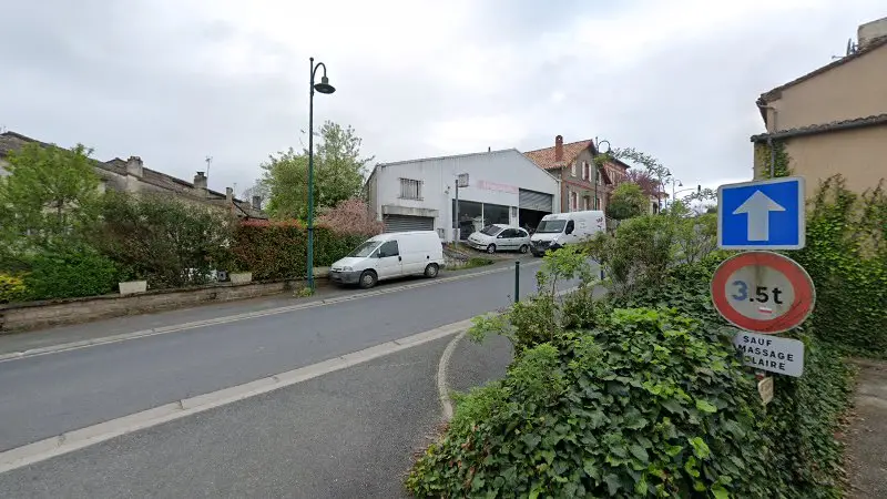 Vue de la rue devant Garage Cavailles, Cahuzac-sur-Vère