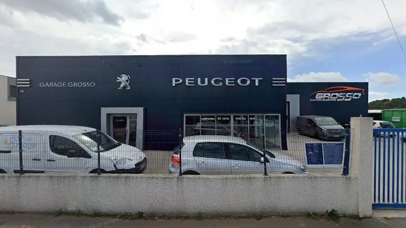 Vue de la rue devant Carrosserie Grosso, Poussan