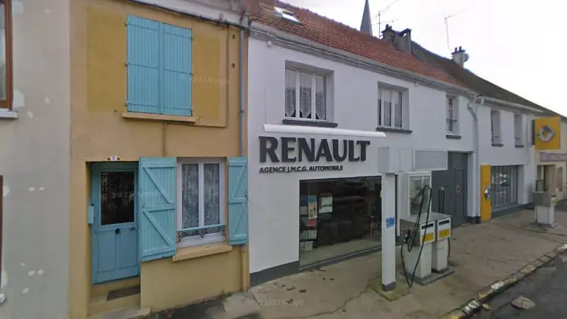 Vue de la rue devant AD Garage FCP Automobile, Villeneuve-le-Comte