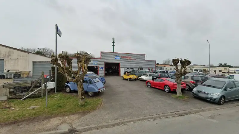 Vue de la rue devant Garage J.P Martin, Les Mathes