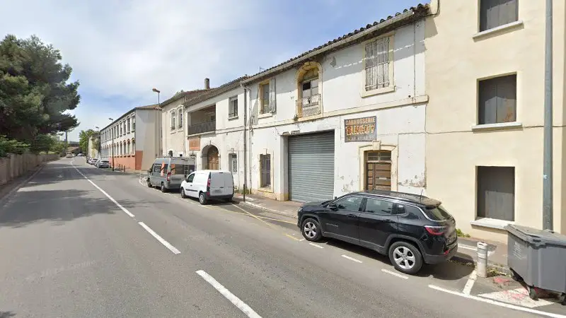 Vue de la rue devant Carrosserie Langoy, Narbonne